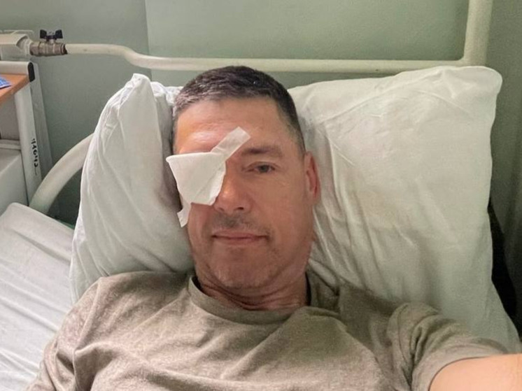 Актер Михаил Мамаев в своем телеграм-канале опубликовал фотографию из госпиталя с повязкой на глазу
