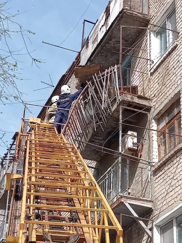 В Астрахани сильный ветер снес балкон в пятиэтажке