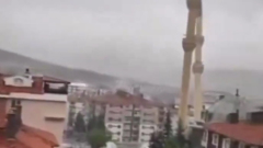 В Турции ураганный ветер повалил минарет мечети: видео