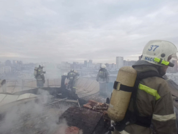 В Новосибирске спасатели разбирают последствия ночного пожара на улице Советской