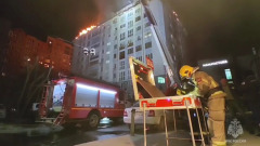 В Новосибирске ночью горела крыша многоэтажного дома: видео