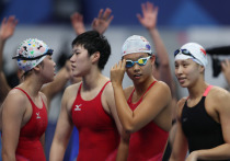 Всемирное антидопинговое агентство (ВАДА) подтвердило сообщения ряда американских СМИ о том, что 23 китайских пловца показали положительный результат на запрещенный препарат - триметазидин перед Олимпийскими играми в Токио в 2020 году. Однако, организация согласилась с выводами представителей этой страны, что это произошло из-за заражения неизвестным веществом. «МК-Спорт» рассказывает подробности. 