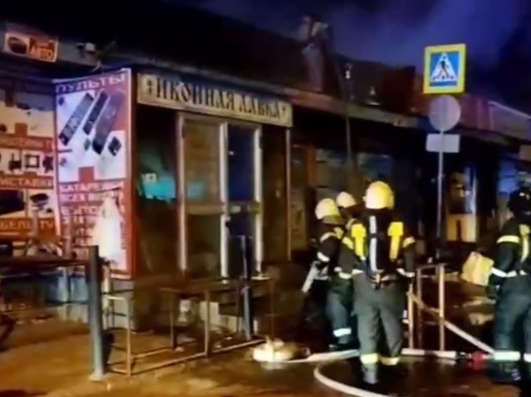 В Астрахани тушат пожар на 650 квадратных метрах в торговых павильонах