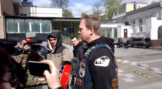 Появилось видео встречи байкеров у Замоскворецкого суда в поддержку семьи убитого Кирилла Ковалева