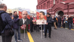 Москвичи возложили цветы к Мавзолею в честь годовщины Ленина: видео