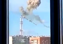 Верхняя часть телевизионной башни Харькова, разрушенной в результате ракетного удара в понедельник, 22 апреля, упала в стороне от жилого массива