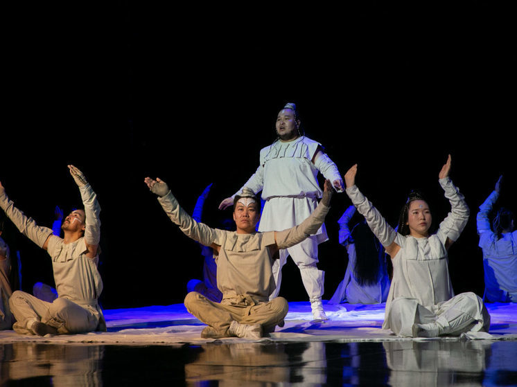 Актеры Театра Олонхо впервые представили спектакль "Кыыс Дэбилийэ", основанный на олонхо Н
