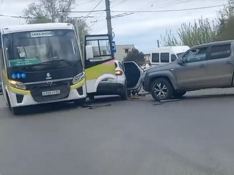 На улице Промышленной в Рязани столкнулись автобус и две легковушки