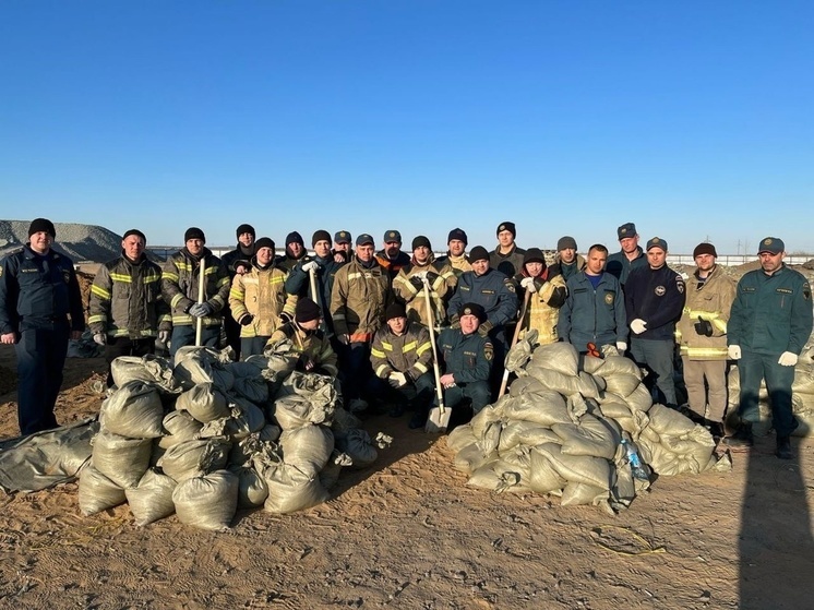 Ямальские спасатели подготовили мешки с песком для укрепления дамбы в Тюменской области