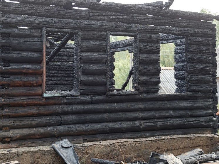 Житель локнянской деревни погиб на пожаре из-за курения