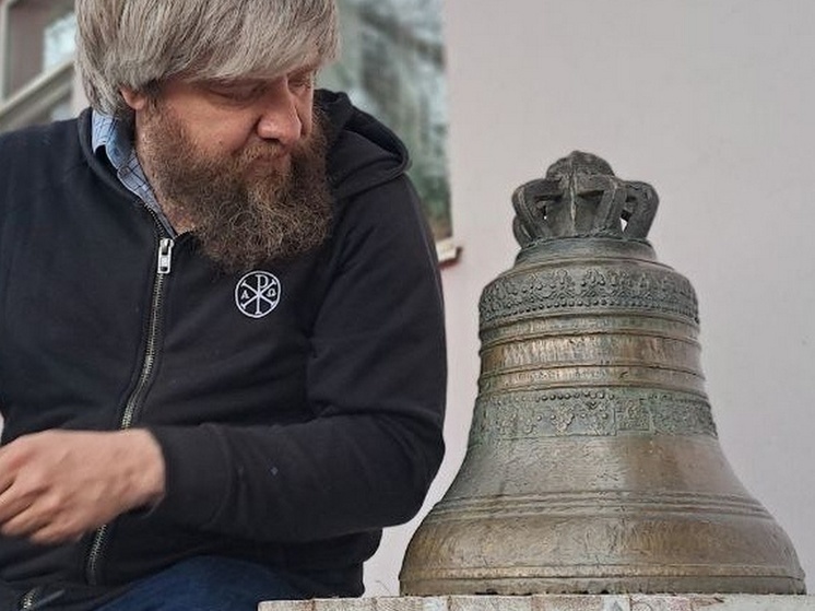 Могли сбить пушкой: в Красноярске нашли уникальный церковный колокол
