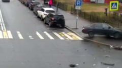 В Санкт-Петербурге автомобиль после ДТП вылетел на тротуар: видео