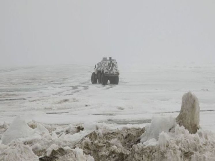 Вездеход с 20 пассажирами застрял на льду Анадырского лимана