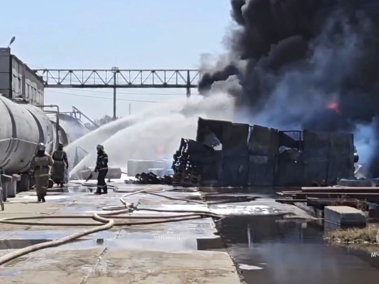 МЧС опубликовало видео с места пожара емкостей с нефтепродуктами в Омске