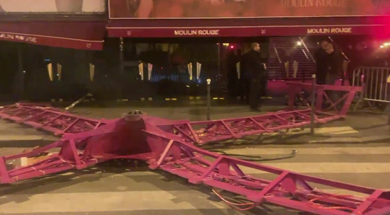 В Париже у знаменитой мельницы на здании "Мулен Руж" рухнули лопасти: видео