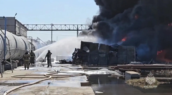 В Омске пожарные тушат полыхающую нефтебазу: видео