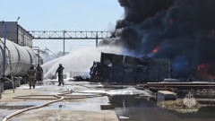 В Омске пожарные тушат полыхающую нефтебазу: видео