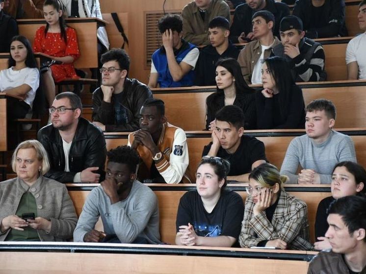 В Орле иностранных студентов ознакомили с традиционными ценностями России