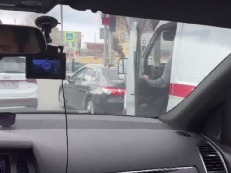 Водитель Toyota Camry не пропустил машину скорой с сиреной в Новосибирске