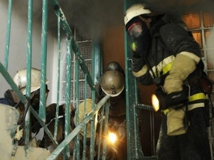 Трех человек успели вывести пожарные из горящего дома в Воронеже