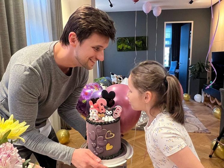 Участник "Евровидения" Дмитрий Колдун улетел в Минск прямо со съемочной площадки в Москве, поскольку очень хотел успеть на день рождения дочери, которая отпраздновала свое 8-летие