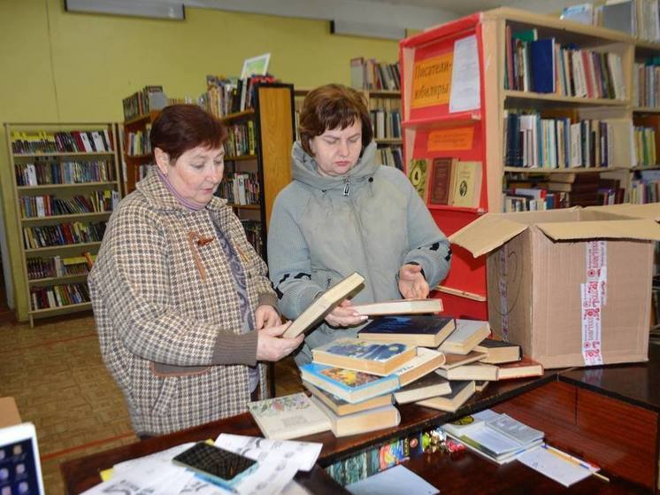 Около 100 книг передал фонд «Земляки» в себежскую библиотеку