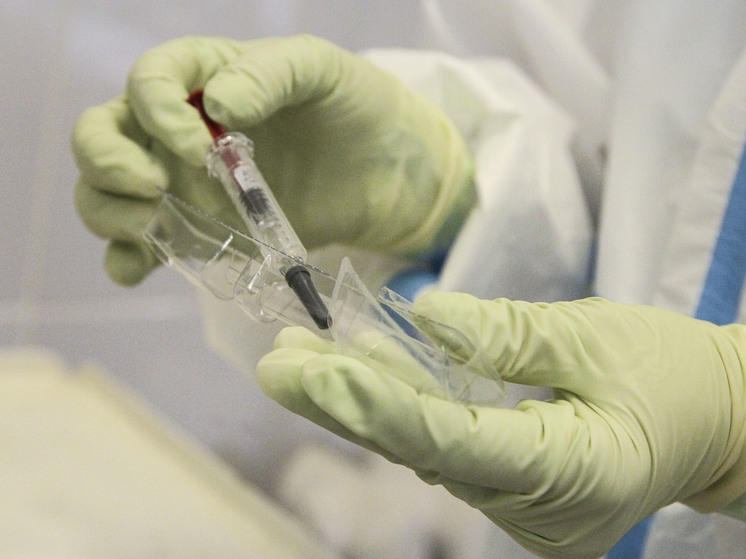 В США четыре женщины заразились ВИЧ, сделав популярную процедуру "вампирский лифтинг", пишет Daily Mail, ссылаясь на официальную информацию Центра по контролю и профилактике заболеваний США