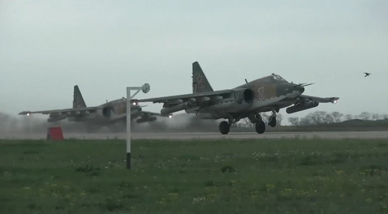Экипажи Су-25 уничтожили опорный пункт ВСУ: кадры боевого вылета