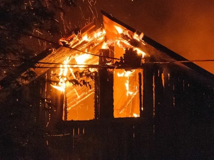 Неравнодушные сахалинцы спасли жильцов горящего дома
