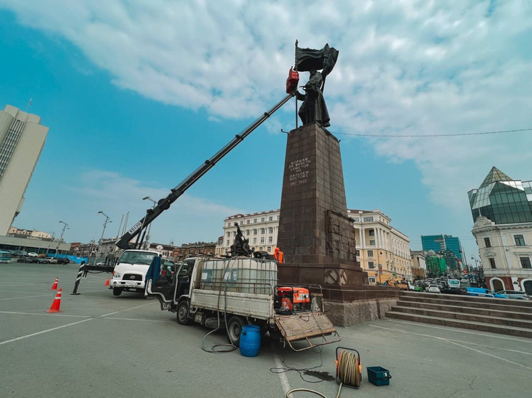 Памятник Борцам за власть Советов приводят в порядок во Владивостоке