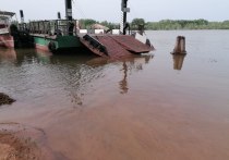 Весенний паводок вывел из строя паромную переправу в Харабалинском районе, затопив подъездные пути