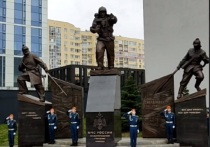 27 апреля в Екатеринбурге открыли восьмиметровый памятник свердловским спасателям