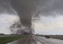 Как сообщает телеканал CNN со ссылкой на местные СМИ, на несколько американских штатов обрушился мощный торнадо