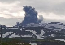 Пепловый сброс зафиксировали специалисты на вулкане Эбеко в семи километрах от Северо-Курильска