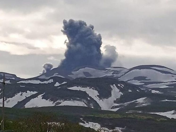 Столб пепла в 4,5 километра выбросил вулкан Эбеко на Курилах