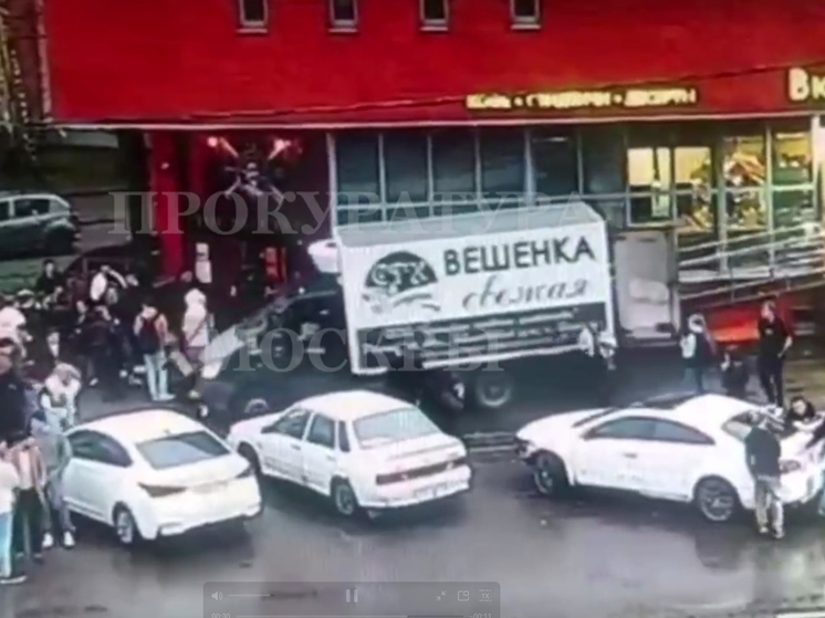 В Зеленограде "Газель" без водителя сбила девушку у магазина