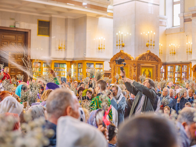 Сотни людей пришли сегодня ранним утром в Спасо-Преображенский кафедральный собор в Хабаровске