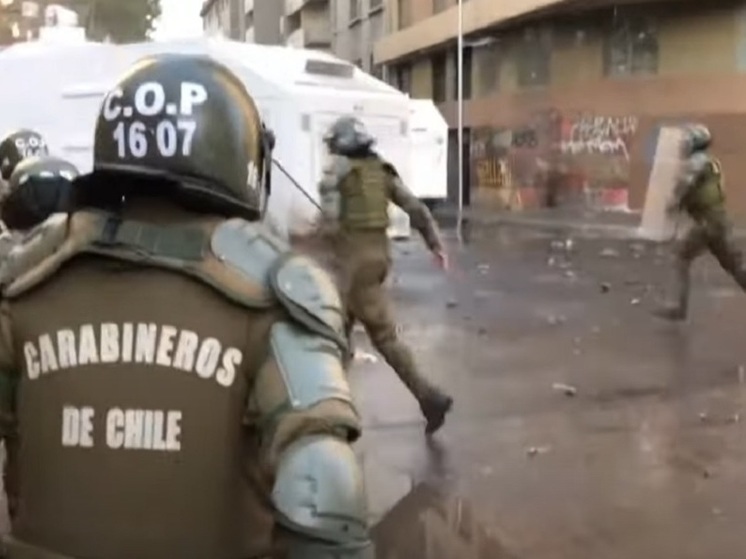 Вооруженные нападавшие устроили засаду и убили трех сотрудников правоохранительных органов на юге Чили, а затем сожгли их трупы в машине