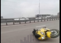 На Октябрьском мосту в воскресенье столкнулись мотоцикл и автомобиль