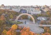 Киевские коммунальщики начали демонтаж монумента в честь Переяславской рады, расположенного под Аркой дружбы народов, отрапортовала городская администрация.