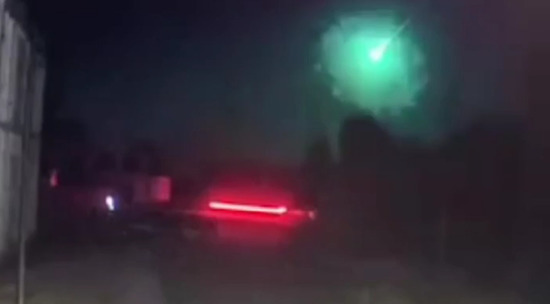 Жители РФ и Украины заметили странную яркую вспышку в ночном небе: момент попал на видео