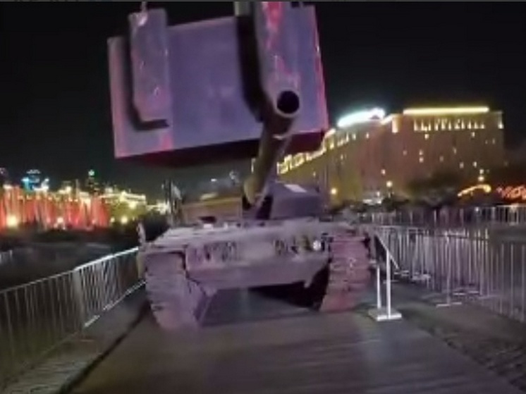 Эксперт BILD по анализу открытых данных Юлиан Рёпке обратил внимание на видео, на котором немецкому танку Leopard, доставленному на выставку трофейной техники на Поклонной горе в Москве, согнули пушку многотонным грузом, подвешенным на кран