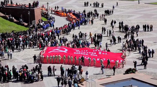 На Поклонной горе развернули 300-метровую Георгиевскую ленту и копию Знамени Победы: видео