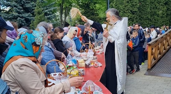 Улыбки и светлая радость на лицах: кадры освящения пасхальных угощений в московском храме