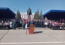 Губернатор Алтайского края Виктор Томенко вместе с ветеранами возложил цветы к Мемориалу Славы в честь 79-й годовщины Великой Победы.  