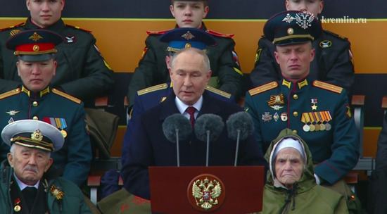 "День Победы объединяет все поколения": Путин выступил с речью перед началом парада