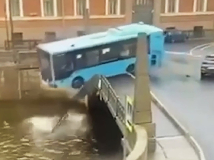 Жителя Петербурга ошибочно назвали погибшим при падении автобуса в реку из-за найденных документов