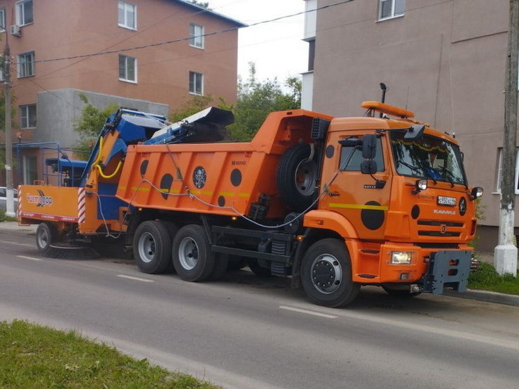 В Курске уборкой дорог и тротуаров занимаются 58 рабочих и 49 единиц техники