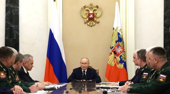 Владимир Путин провел встречу с командующими войсками военных округов: видео