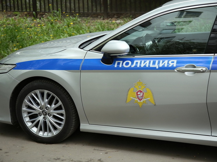 В Москве отделение полиции окружила семья 19-летней девушки из Чечни